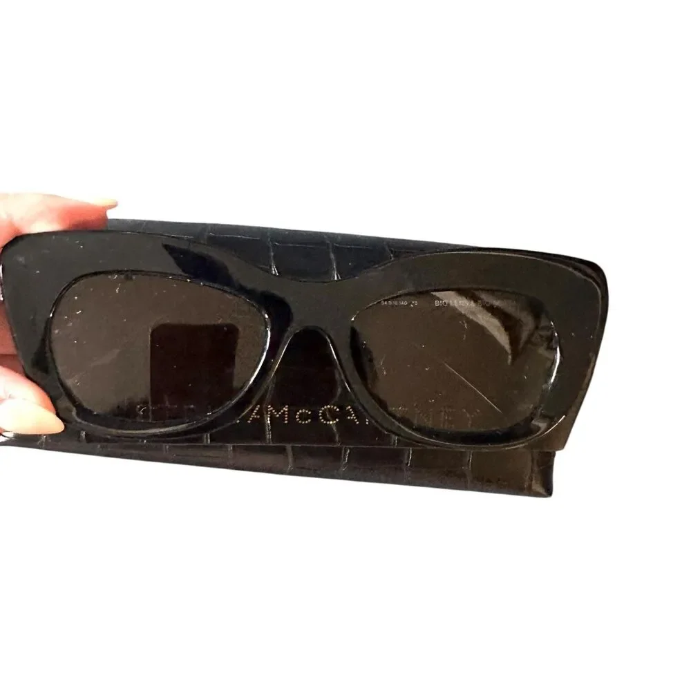 STELLA MCCARTNEY Cateye Black Sunglasses with Case‎